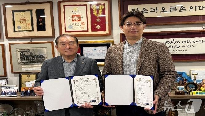 본문 이미지 - 통일문화연구원 라종억 이사장(왼쪽)과 ㈜HY교육 전대근 대표(오른쪽). (통일문화연구원 제공) 