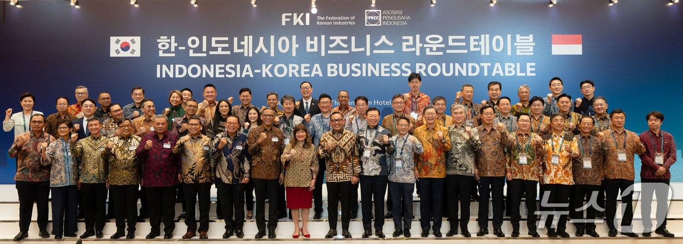 신동빈 롯데그룹 회장을 비롯한 한-인니 주요 관계자들이 28일 인도네시아 자카르타 랭햄 호텔에서 열린 '한-인도네시아 비즈니스 라운드테이블'에 참석해 기념촬영을 하고 있다. 사진 앞줄 왼쪽 일곱번째부터 간디 술리스티얀토 전 주한인도네시아 대사, 체쳅 헤라완 주한인도네시아대사 내정자, 신타 캄타니 인니경총 (APINDO) 회장, 토도투아 파사리부 투자부 차관, 신동빈 롯데그룹 회장, 박수덕 주인도네시아한국대사대리, 김창범 한경협 부회장, 성김 현대차 사장 (사진제공 = 한국경제인협회) 