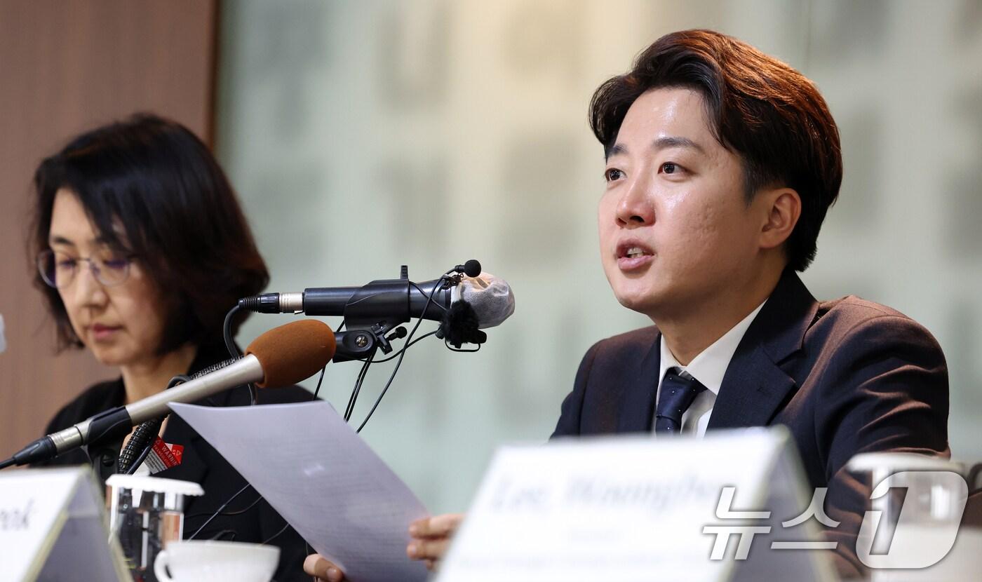 이준석 개혁신당 대통령 후보가 28일 서울 중구 프레스센터에서 외신기자 간담회를 하고 있다. 2025.4.28/뉴스1 ⓒ News1 김명섭 기자