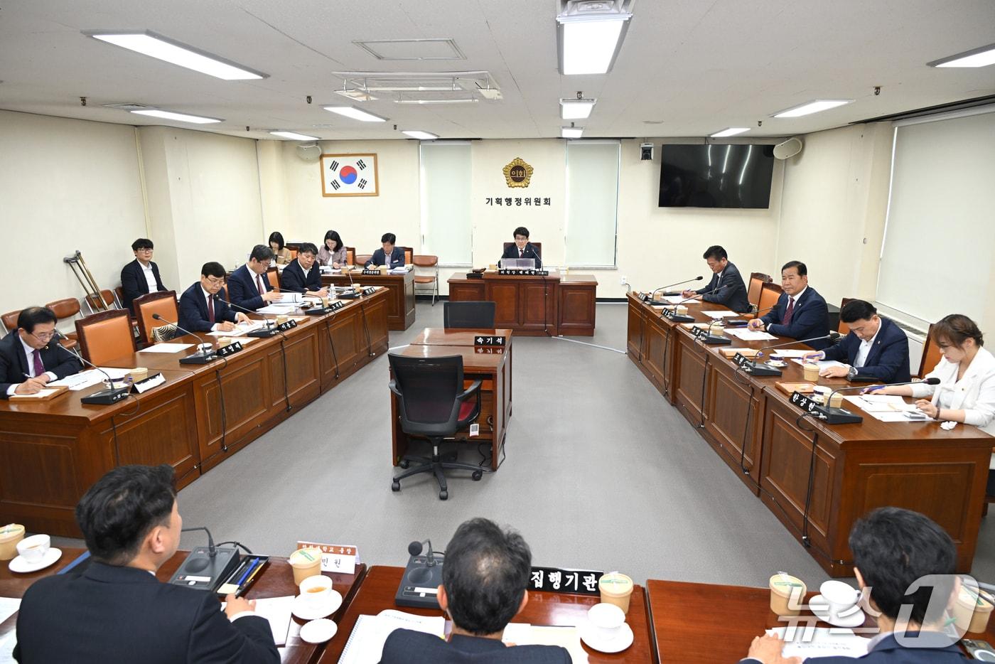 경남도의회 기획행정위원회가 28일 도의회에서 박민원 국립창원대 총장과 통합대학의 중장기 발전계획 점검 간담회를 하고 있다.(경남도의회 제공. 재판매 및 DB금지)
