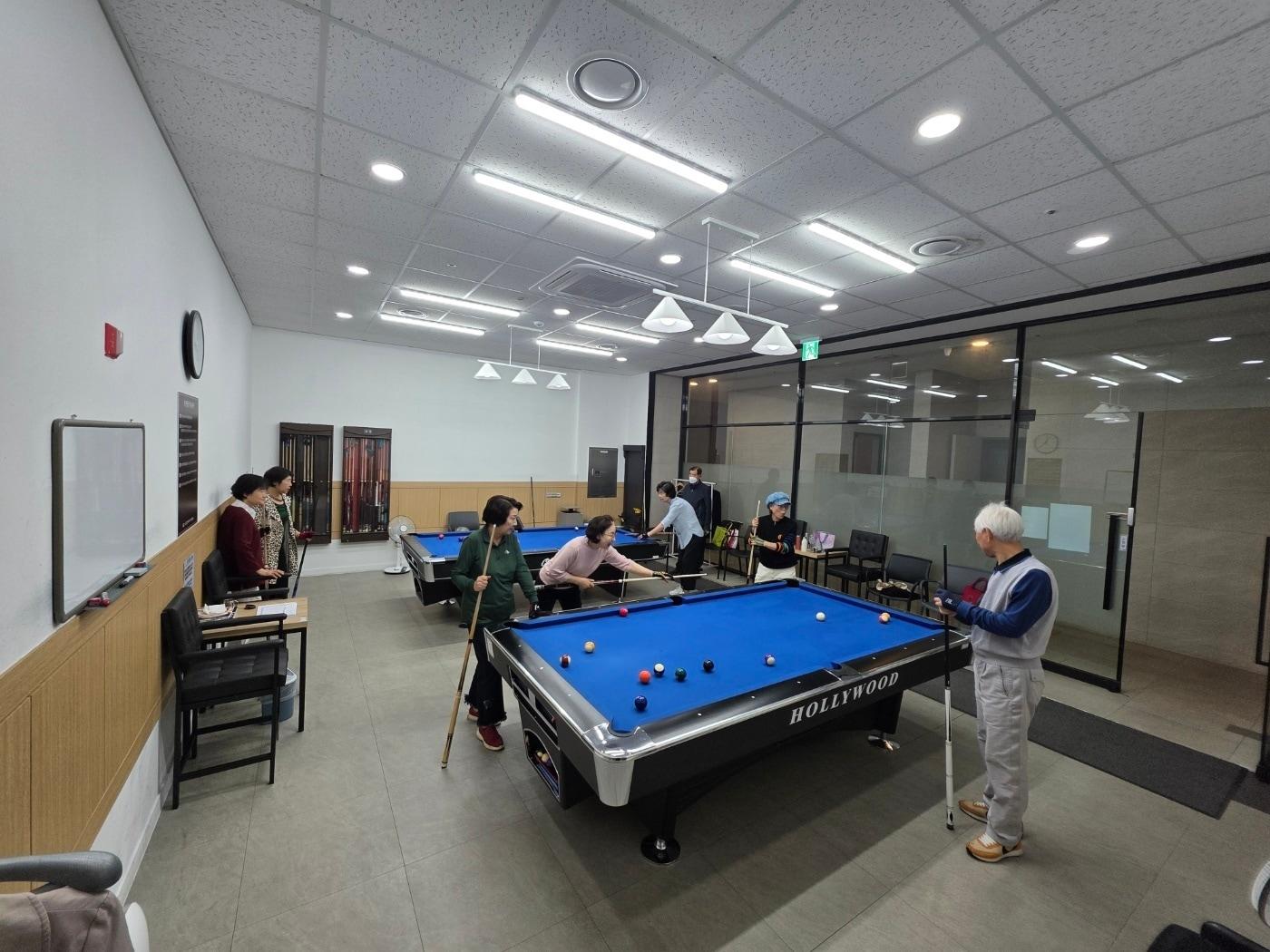 본문 이미지 - &#39;스프랑카운티 자이&#39; 단지 내부에 위치한 당구장&#40;에스씨 제공&#41;.