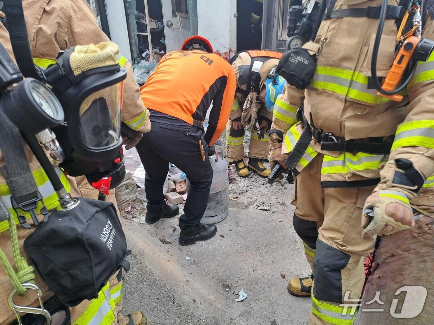 본문 이미지 - 강원 강릉 입암동 주택가 폭발 현장.&#40;강원도소방본부 제공, 재판매 및 DB금지&#41; 