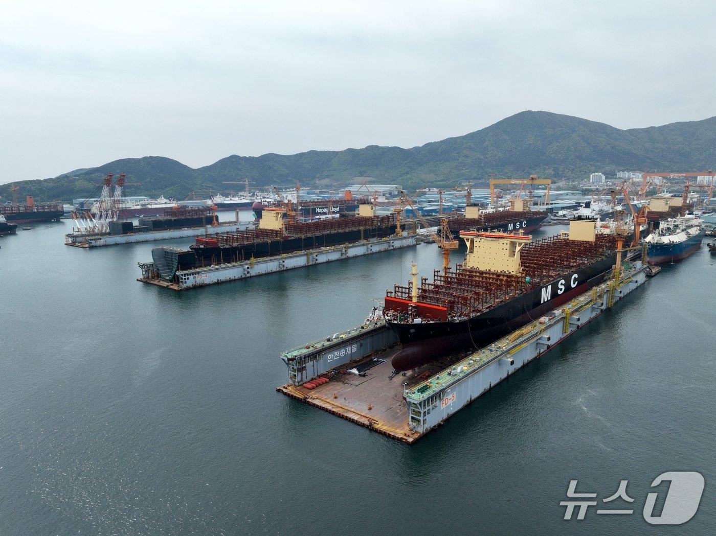 본문 이미지 - 한화오션 부유식 도크에서 건조되고 있는 선박 전경(한화오션 제공) 