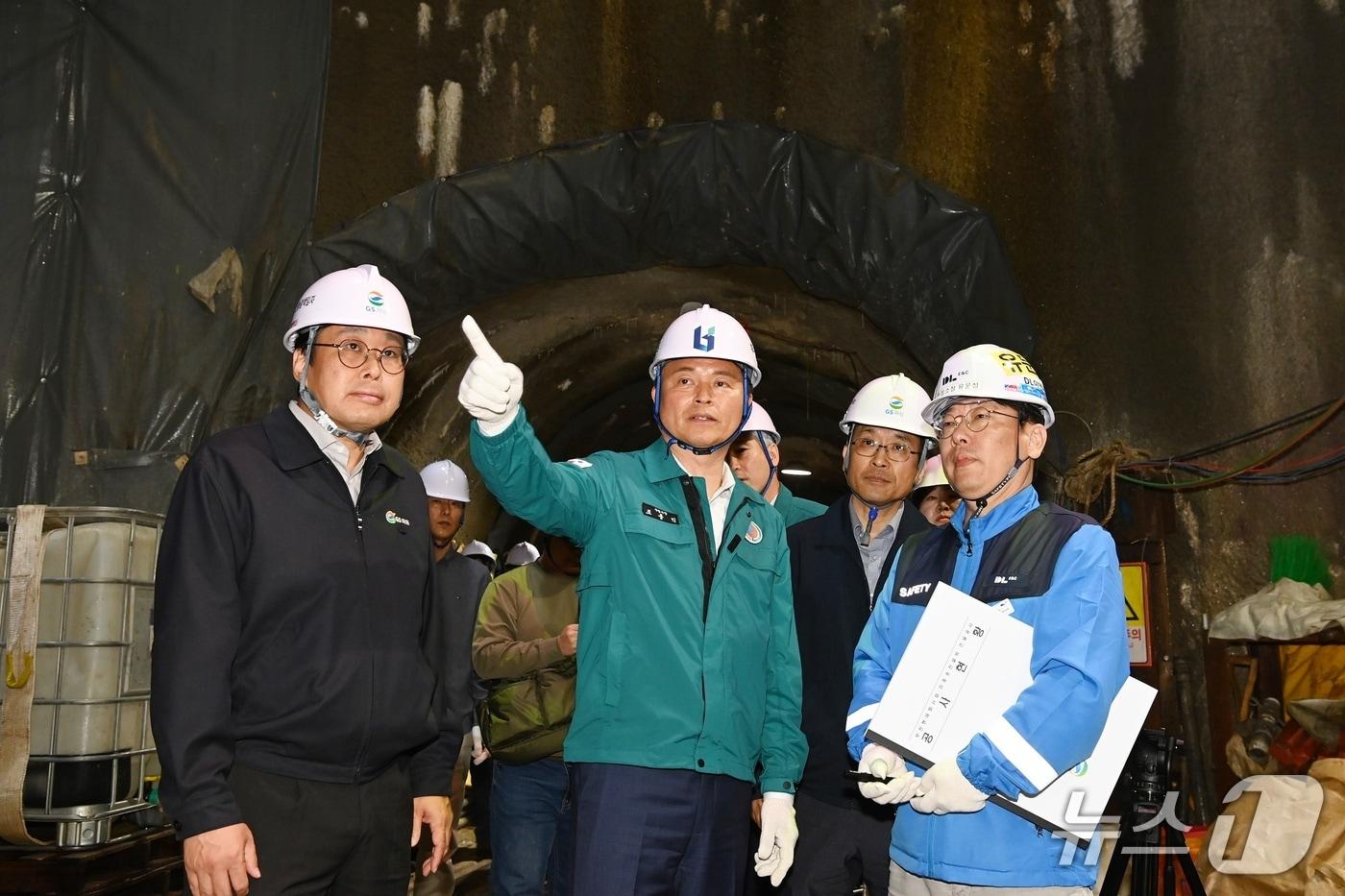 조용익 부천시장이 GS파워 부천열병합발전소 현대화사업 지중송전설비 공사장에서 안전 확인을 하고 있다.&#40;부천시 제공. 재배포 및 DB금지&#41;/뉴스1