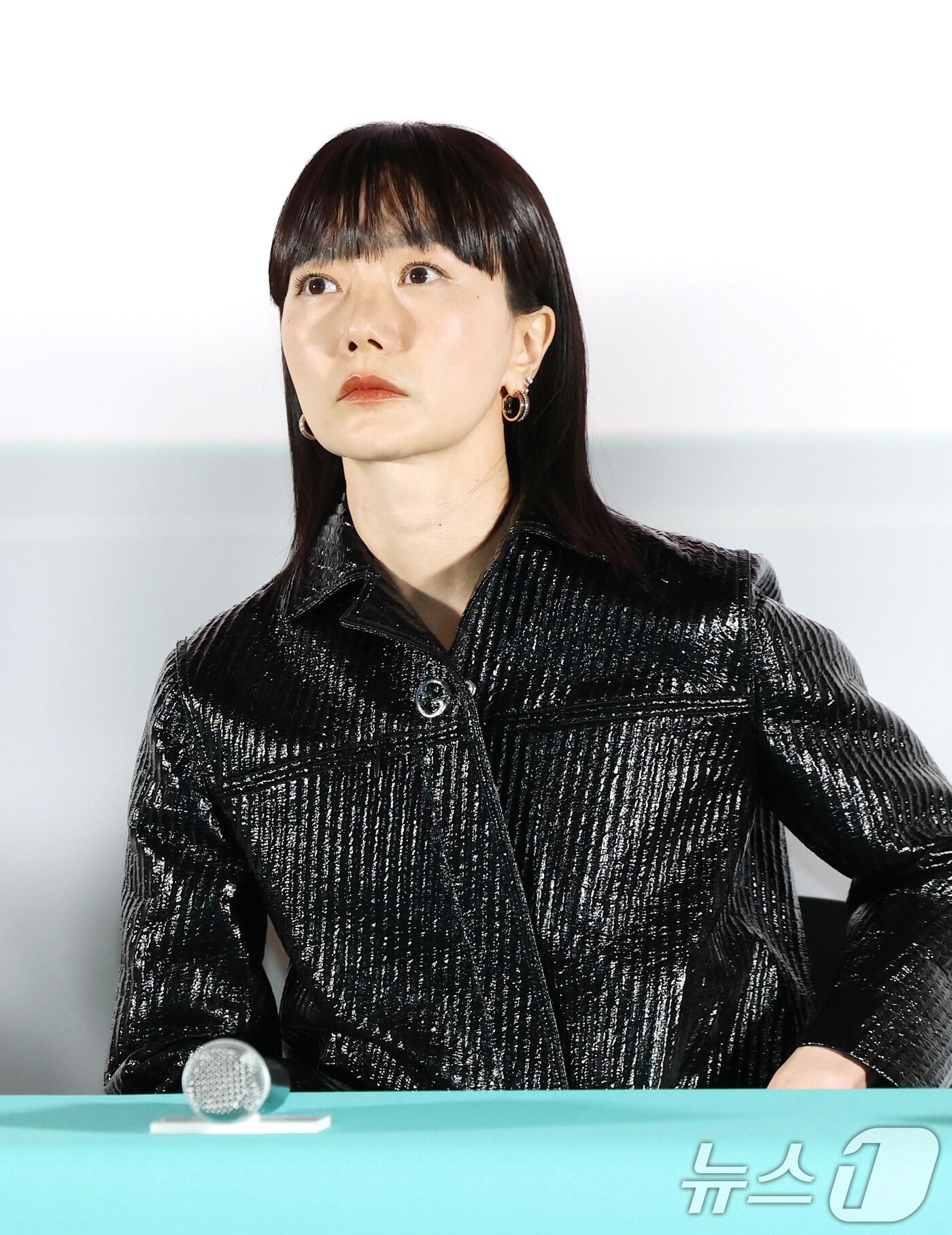 본문 이미지 - 배우 배두나가 28일 서울 용산구 CGV 용산아이파크몰에서 열린 영화 '바이러스'(감독 강이관) VIP 시사회에 참석해 객석을 바라보고 있다. '바이러스'는 이유 없이 사랑에 빠지는 치사율 100% 바이러스에 감염된 택선(배두나 분)이 모쏠 연구원 수필(손석구 분), 오랜 동창 연우(장기하 분), 그리고 치료제를 만들 수 있는 유일한 전문가 이균(김윤석)까지 세 남자와 함께하는 예기치 못한 여정을 그린 작품이다. 2025.4.28/뉴스1 ⓒ News1 권현진 기자