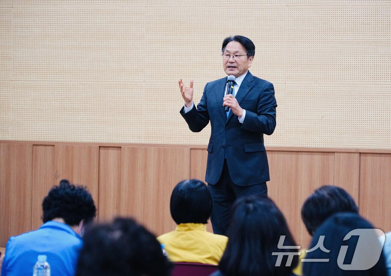 본문 이미지 - 강기정 광주시장이 28일 김대중컨벤션센터에서 열린 ‘광주시 활동 해설사 역량강화 통합교육’에 참석해 인사말을 하고 있다.(광주시 제공. 재판매 및 DB 금지) ⓒ News1 박준배 기자