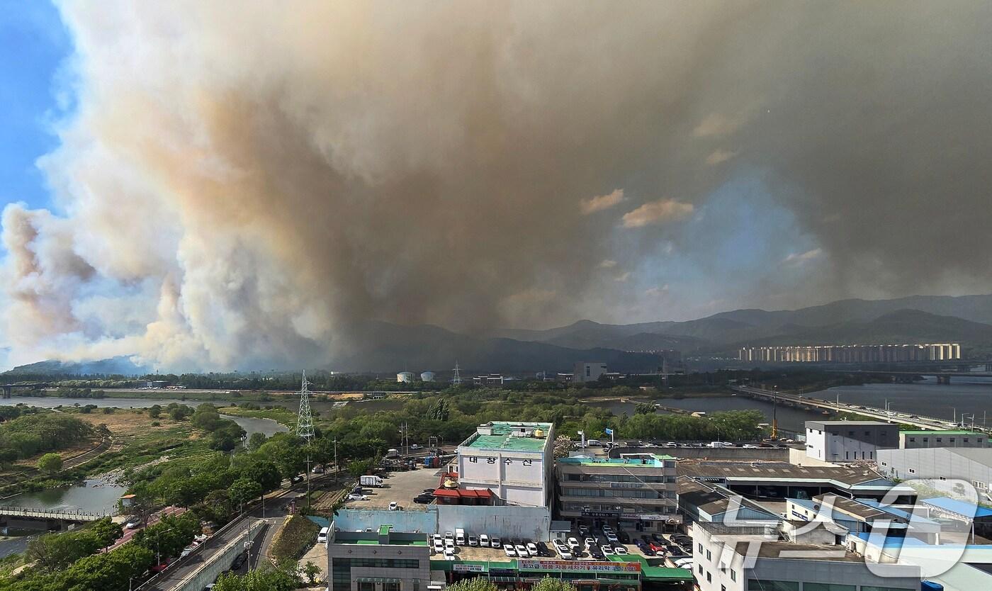 28일 오후 2시 1분쯤 대구 북구 노곡동 함지산에서 불이 나 연기가 치솟고 있다. 2025.4.28/뉴스1 ⓒ News1 공정식 기자