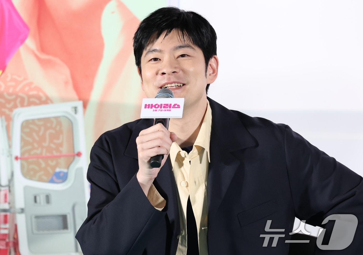 가수 겸 배우 장가히가 28일 서울 용산구 CGV 용산아이파크몰에서 열린 영화 '바이러스'(감독 강이관) VIP 시사회에 참석해 취재진 질문에 답하고 있다. '바이러스'는 이유 없이 사랑에 빠지는 치사율 100% 바이러스에 감염된 택선(배두나 분)이 모쏠 연구원 수필(손석구 분), 오랜 동창 연우(장기하 분), 그리고 치료제를 만들 수 있는 유일한 전문가 이균(김윤석)까지 세 남자와 함께하는 예기치 못한 여정을 그린 작품이다. 2025.4.28/뉴스1 ⓒ News1 권현진 기자