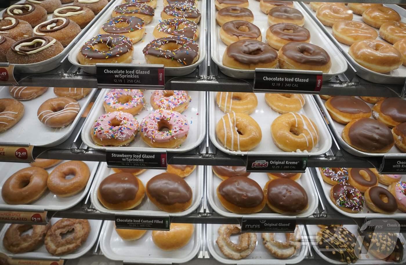 본문 이미지 - 미국 뉴욕의 한 상점에 진열된 도넛. 2020.09.15. ⓒ AFP=뉴스1 ⓒ News1 