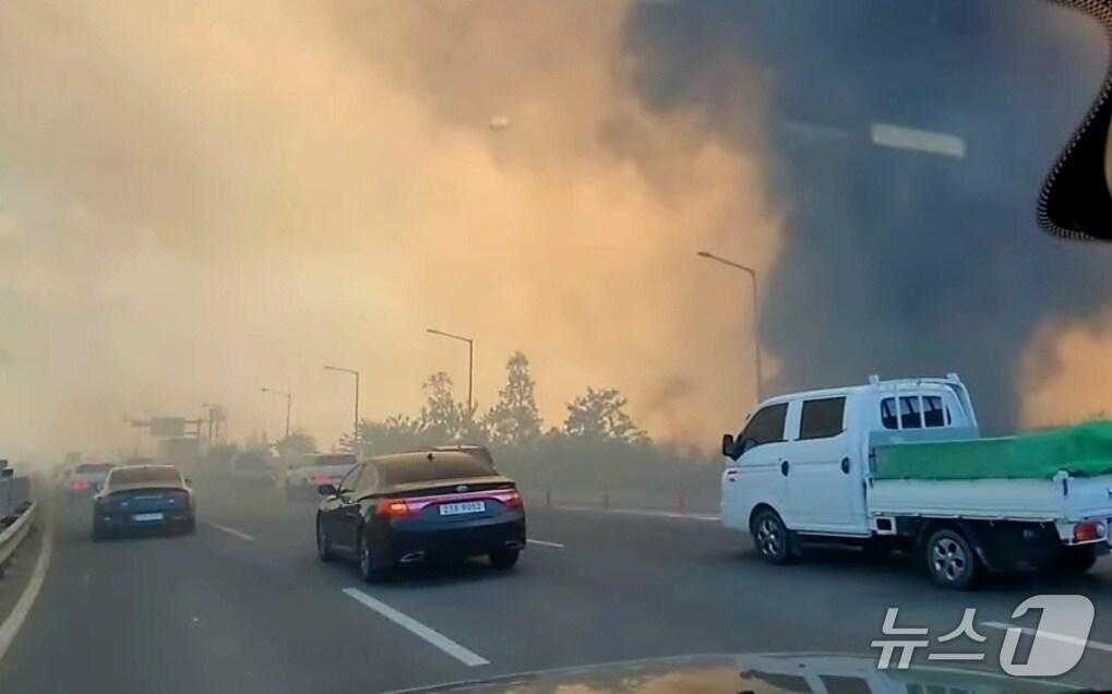 본문 이미지 - 28일 오후 2시 1분쯤 대구 북구 노곡동 함지산에서 불이 나 도심 도로에 연기가 확산하고 있다. &#40;독자 제공&#41; 2025.4.28/뉴스1
