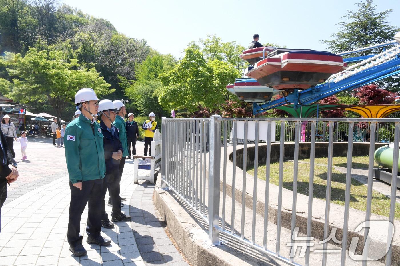 본문 이미지 - 고광완 광주시 행정부시장이 28일 우치공원 내 패밀리랜드를 방문해 놀이시설, 전기시설 등 안전관리 실태를 점검하고 있다.(광주시 제공. 재판매 및 DB 금지)