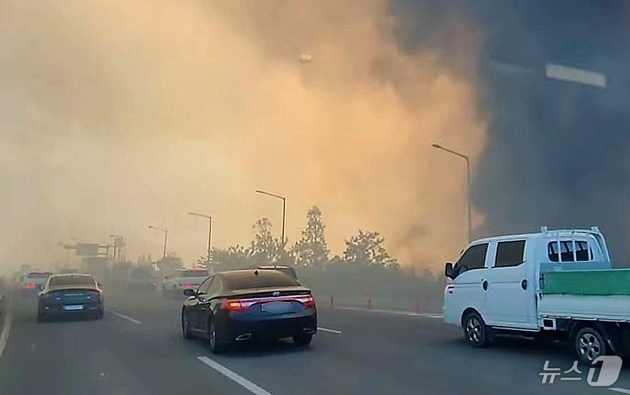 본문 이미지 - 28일 오후 2시1분쯤 대구 북구 노곡동 함지산에 발생한 불이 바람을 타고 확산하는 가운데 도심 도로 곳곳이 통제되고 있다. (독자 제공) 2025.4.28/뉴스1
