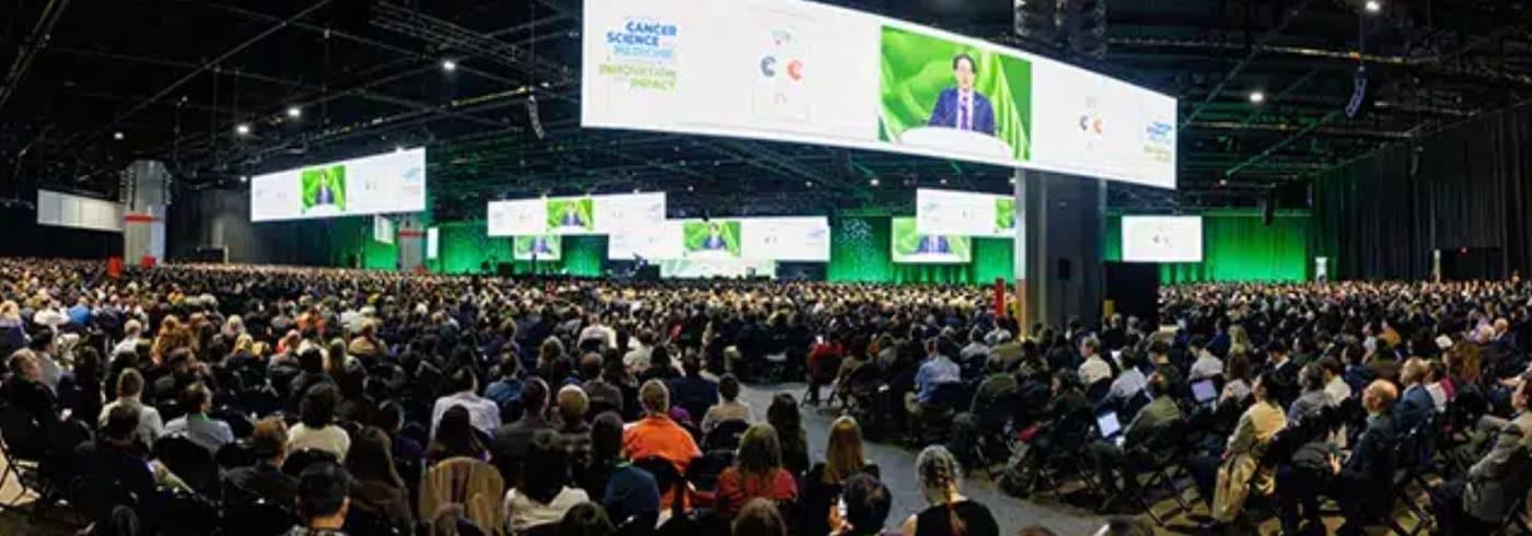 개회 전체회의에 참석한 가운데 케반 M. 쇼캇 박사가 발표하고 있다. /사진 = AACR홈페이지