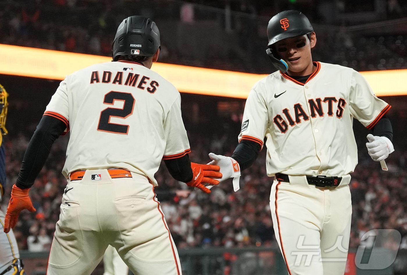 이정후(오른쪽)의 소속팀 샌프란시스코 자이언츠는 19승 10패로 내셔널리그 서부지구 선두에 올라 있다. ⓒ AFP=뉴스1