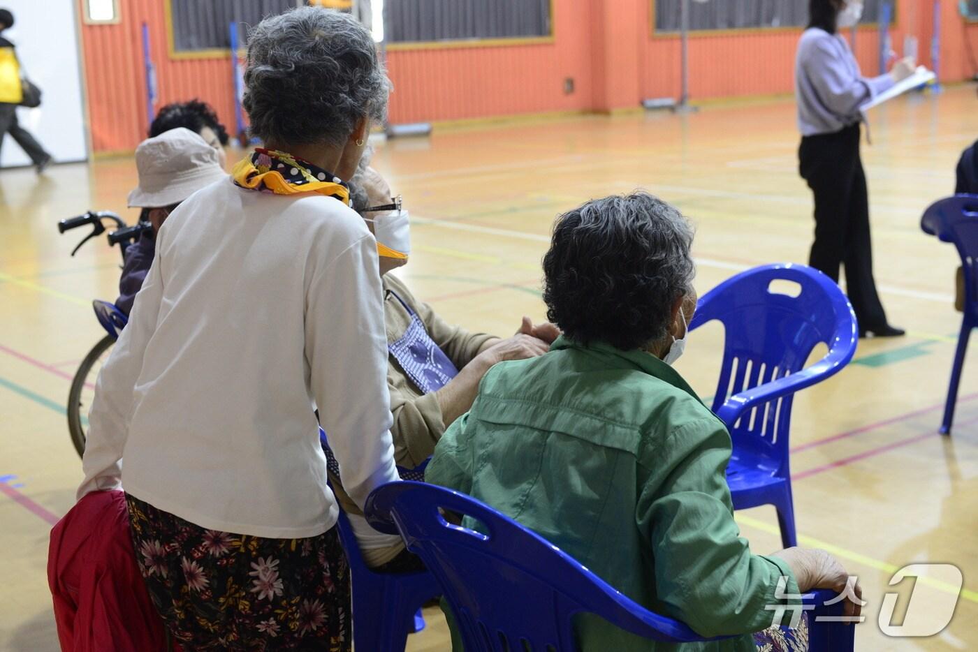 28일 오후 대구 북구 함지산에서 난 불로 노곡동 주민이 팔달초 강당에 마련된 대피소로 모여들고 있다. 2025.4.28/뉴스1 ⓒ News1 이성덕 기자