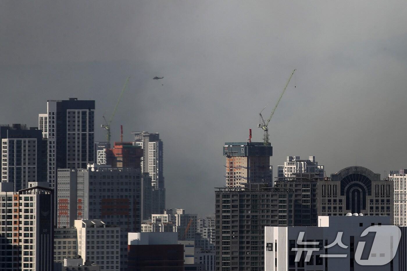 28일 오후 2시 1분쯤 대구 북구 노곡동 함지산에서 불이 나 3시간이 지나도록 꺼지지 않고 있다. 직선거리 약 8.5㎞ 떨어진 남구 영남대병원에서 연기가 치솟는 모습이 보이고 있다. 2025.4.28/뉴스1 ⓒ News1 공정식 기자