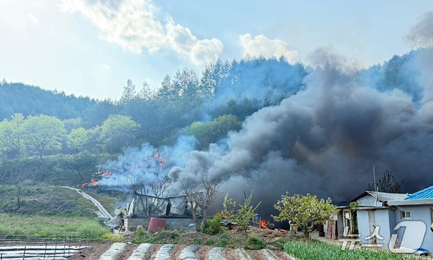 28일 오후 3시 59분쯤 경북 영양군 수비면 주택에서 화재가 발생해 산불로 번졌다.(경북소방본부 제공. 재판매 및 DB금지)/뉴스1