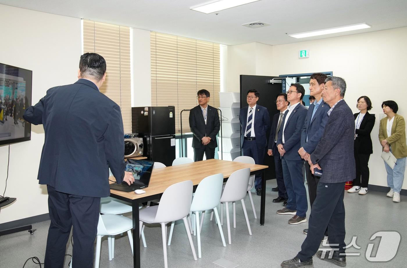 28일 전북자치도의회 문화안전소방위원회가 전북글로벌게임센터를 방문해 주요 사업 운영 상황을 점검하고 있다.(의회제공. 재판매 및 DB금지)2025.4.28/뉴스1