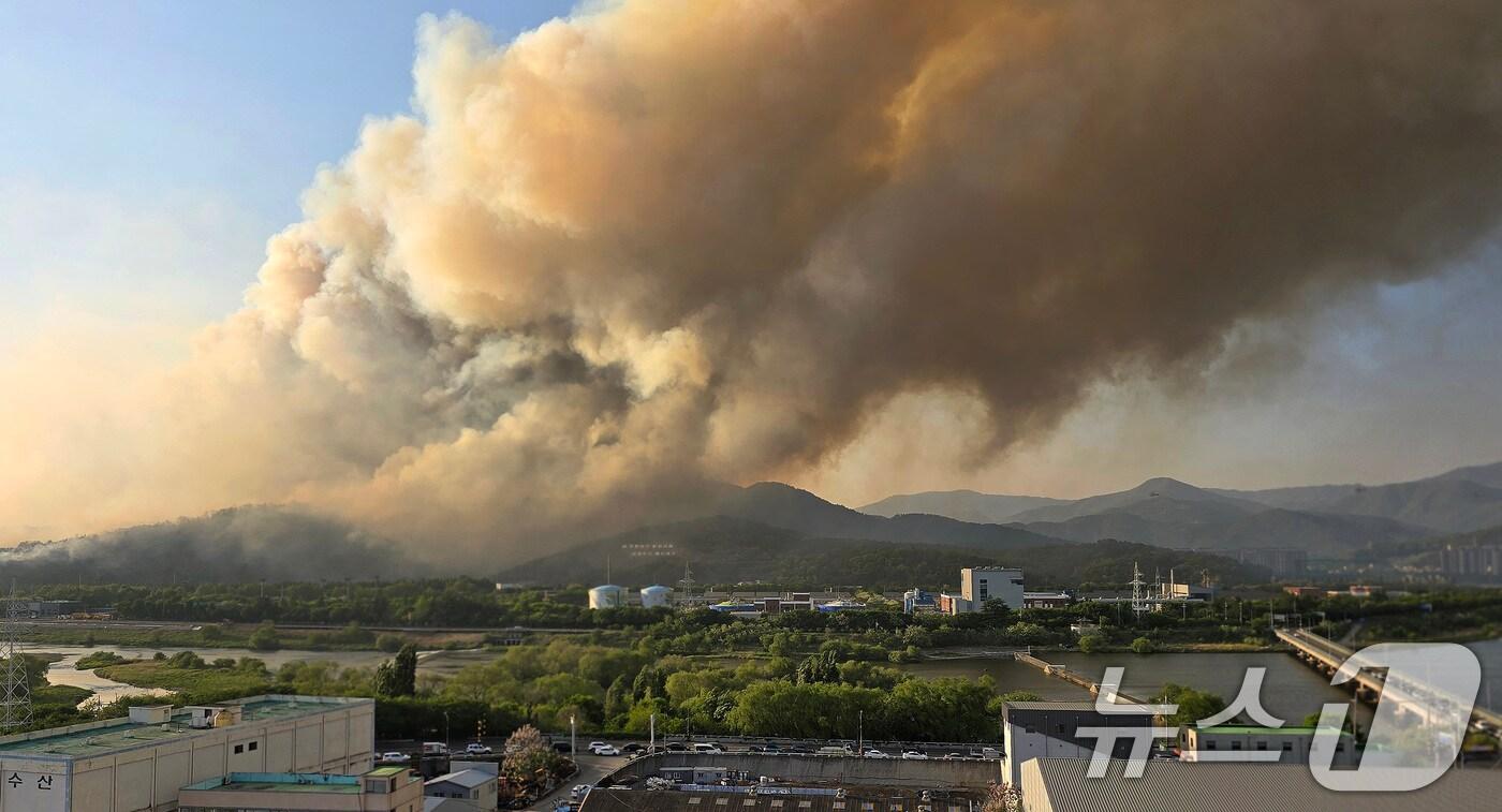 28일 오후 2시 1분쯤 대구 북구 노곡동 함지산에서 불이 나 주변으로 확산하고 있다. ⓒ News1 공정식 기자