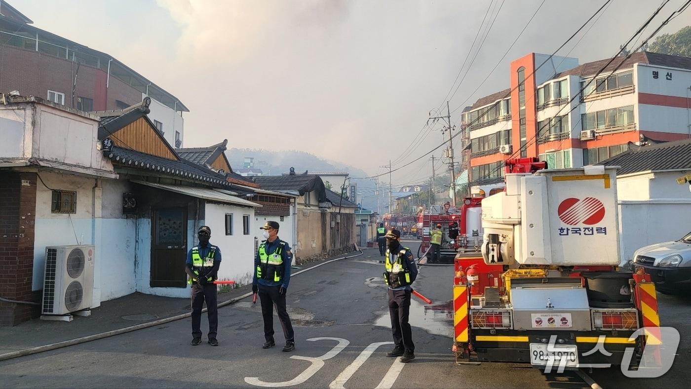 28일 대구 북구 노곡동 함지산에서 난 불이 조야동으로 확산하자 경찰관이 마을 출입을 통제하고 있다.2025.4.28/뉴스1 ⓒ News1 이성덕 기자