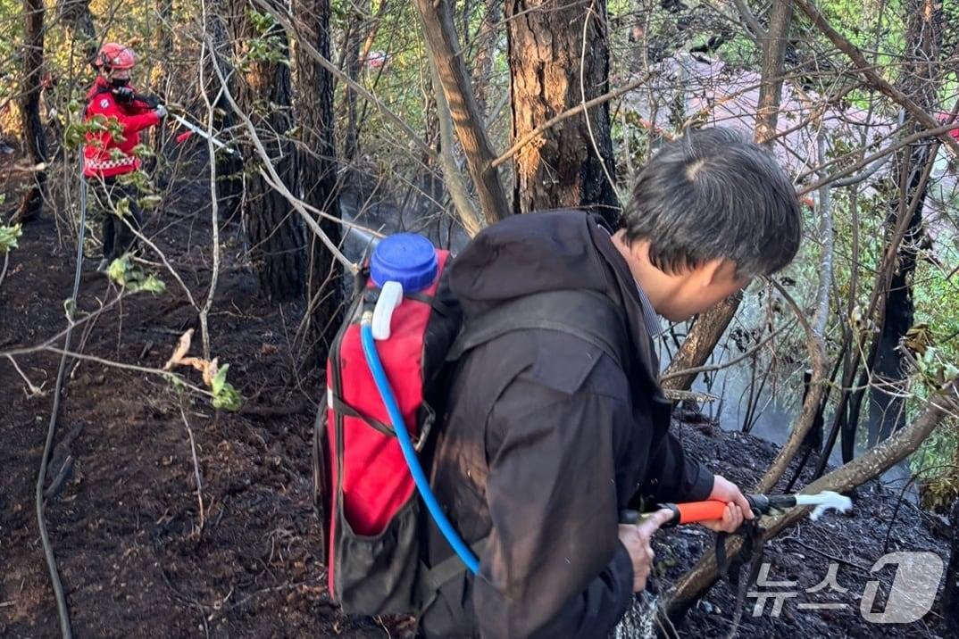 본문 이미지 -  28일 오후 5시 24분쯤 충북 충주시 대소원면 장성리 야산에서 산불이 났다.(충주소방서 제공. 재판매 및 DB금지)/뉴스1