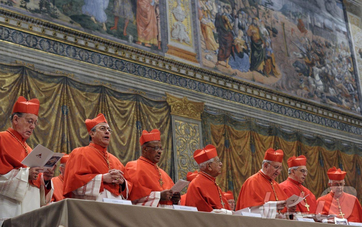 2013년 3월12일 바티칸에서 콘클라베가 시작되는 날 추기경들이 라틴 찬송가를 부르고 있다. 2013.03.12. ⓒ AFP=뉴스1
