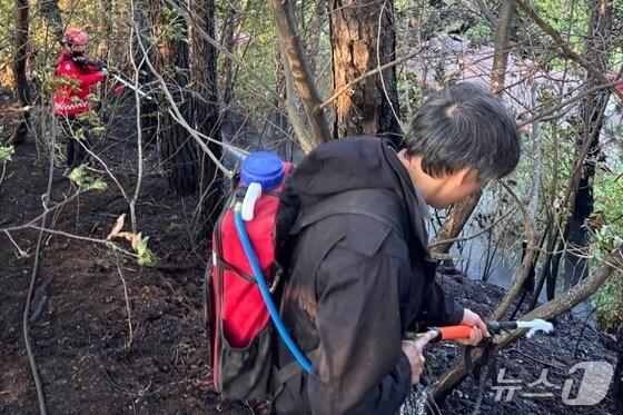 본문 이미지 - 28일 오후 5시 24분쯤 충북 충주시 대소원면 장성리 종교시설 안 산림에서 불이 났다. (충주소방서 제공. 재판매 및 DB금지)/뉴스1