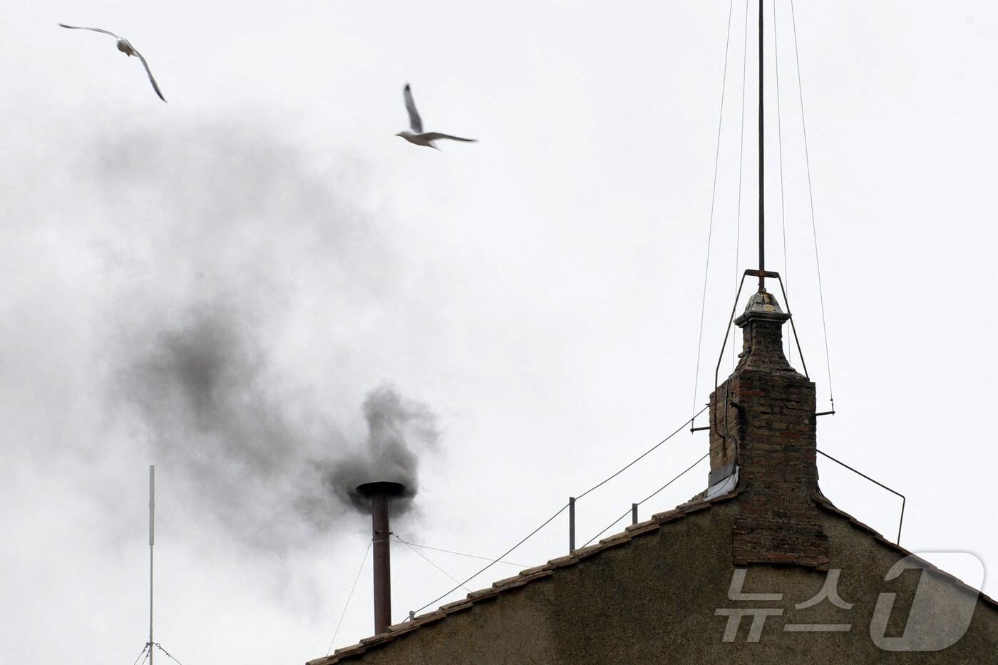 2013년 3월13일 시스티나 성당 지붕 굴뚝에서 검은 연기가 올라가고 있다. 검은 연기는 이날 콘클라베에서 새로운 교황이 선출되지 못했다는 신호다. 2013.03.13. ⓒ AFP=뉴스1