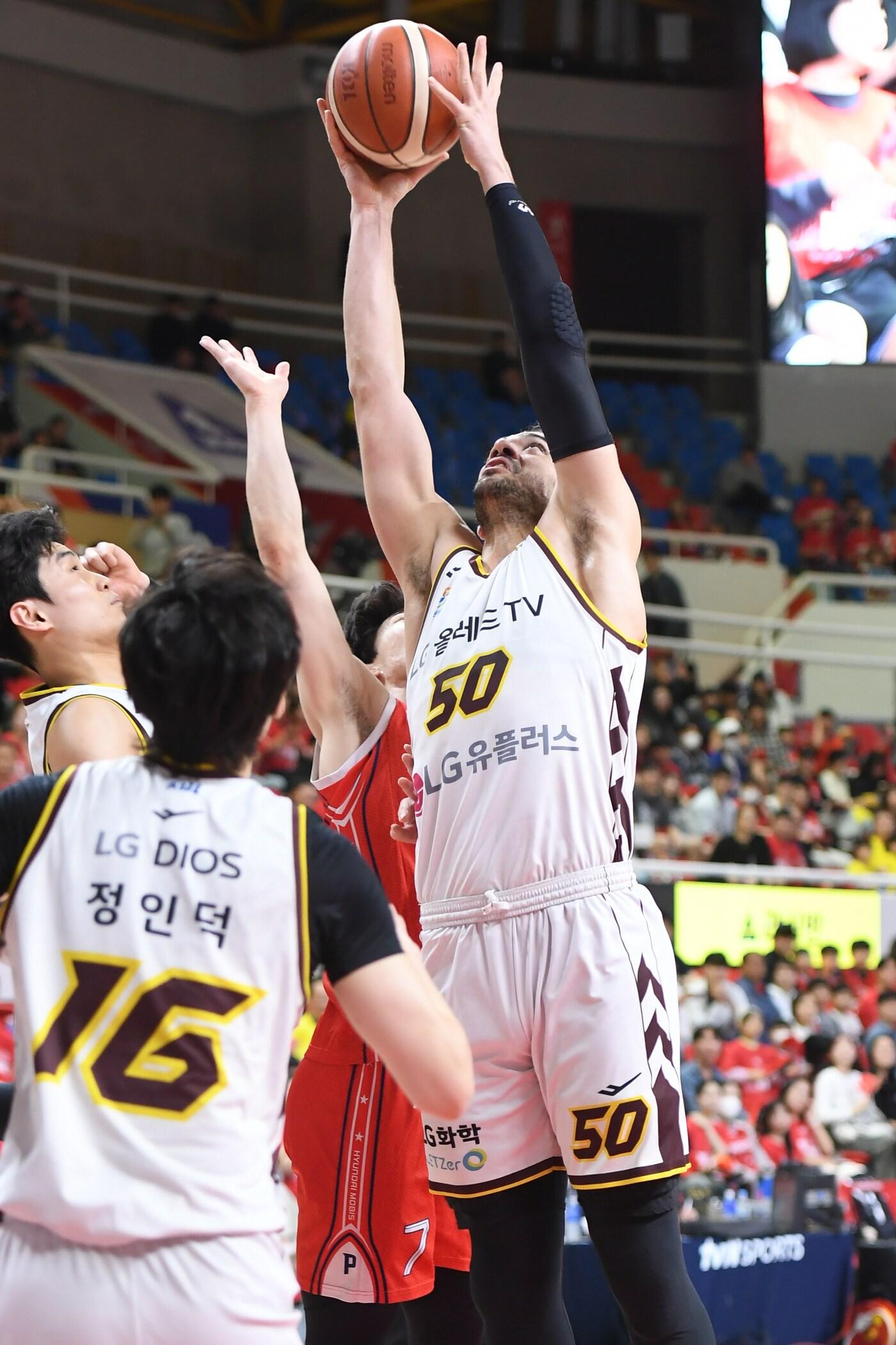본문 이미지 - 창원 LG가 현대모비스를 꺾고 챔피언결정전에 진출했다.(KBL 제공)
