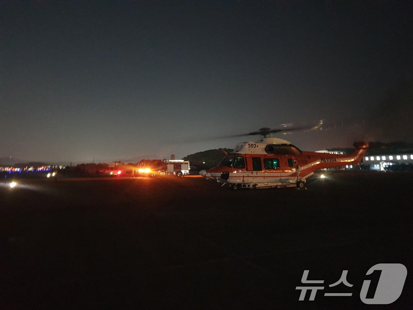 본문 이미지 - 28일 대구시 북구 함지산에서 발생한 산불 진화를 위해 야간 진화가 가능한 산림청 수리온 헬기를 투입되고 있다. (산림청 제공. 재판매 및 DB 금지) 2025.4.28/뉴스1 ⓒ News1 최창호 기자