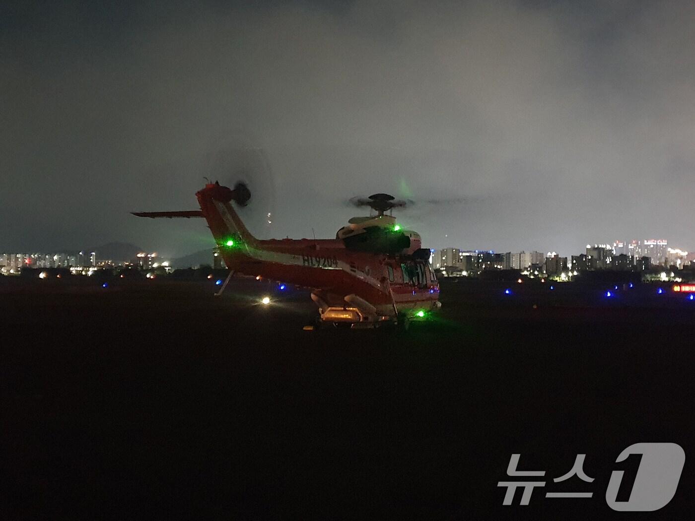 본문 이미지 - 28일 대구시 북구 함지산에서 발생한 산불 진화를 위해 야간 진화가 가능한 산림청 수리온 헬기가 투입되고 있다. (산림청 제공. 재판매 및 DB 금지) 2025.4.28/뉴스1 ⓒ News1 최창호 기자