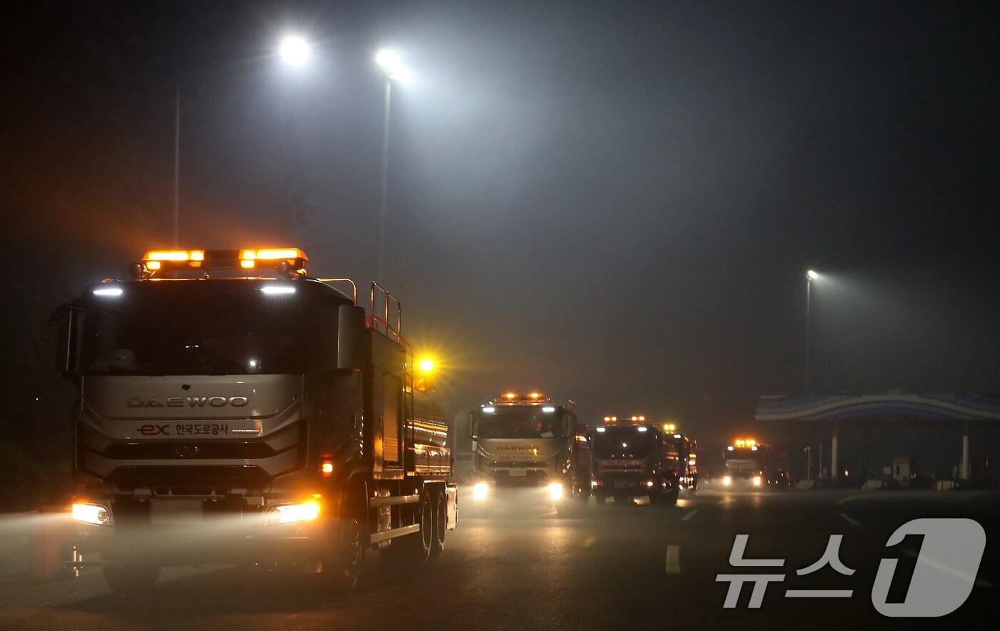 28일 오후 2시 1분쯤 대구 북구 노곡동 함지산에서 시작된 산불이 일몰 시각이 지나도록 꺼지지 않는 가운데 양방향 진출입이 차단된 경부고속도로 북대구나들목(IC)에 연기가 자욱하게 깔려 있다. 2025.4.28/뉴스1 ⓒ News1 공정식 기자