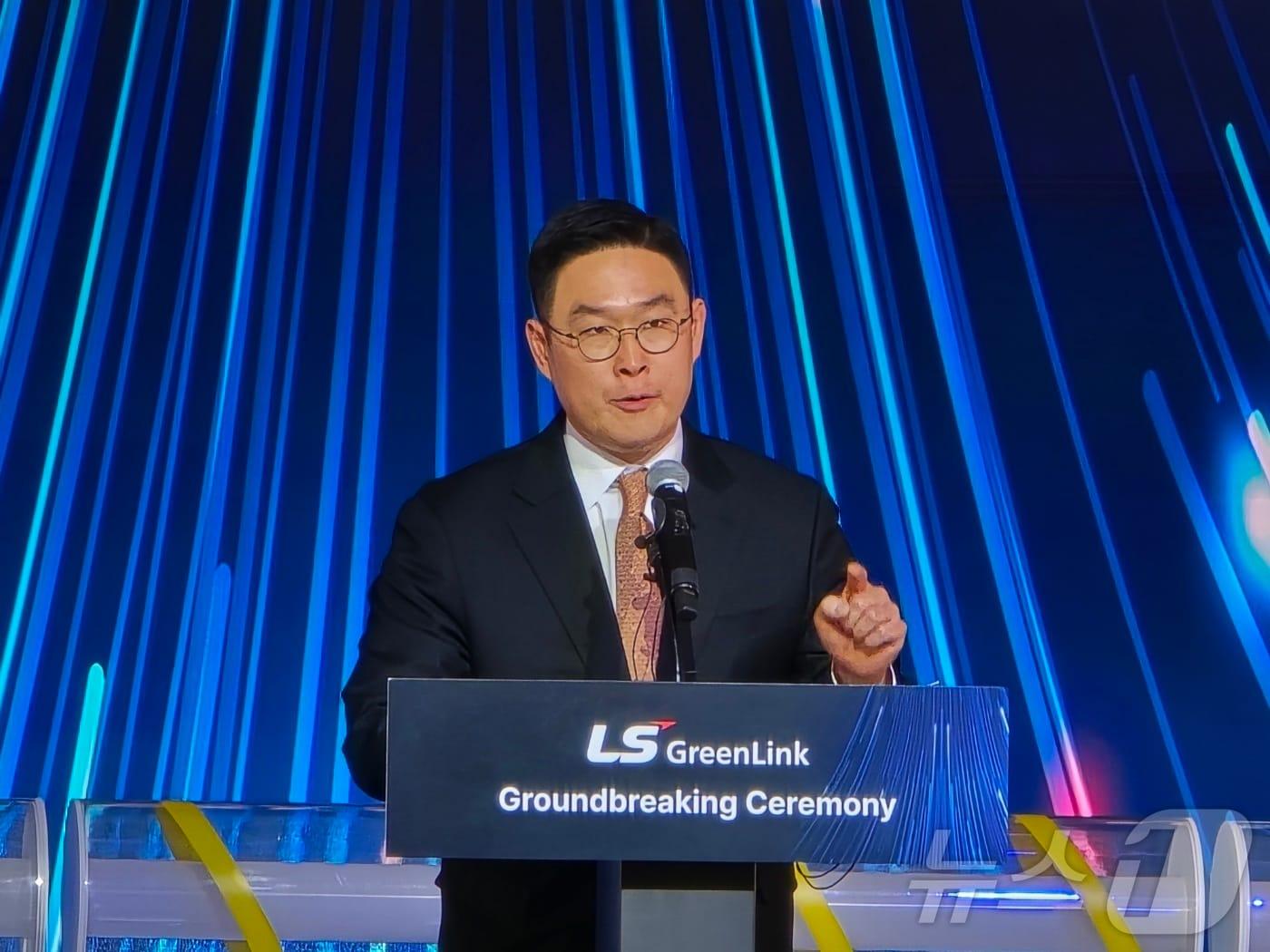 본문 이미지 - 구본규 LS전선 대표이사가 28일(현지시간) 미국 버지니아주 체사피크시에서 열린 해저케이블 공장 착공식에서 환영사를 하고 있다. ⓒ News1 류정민 특파원