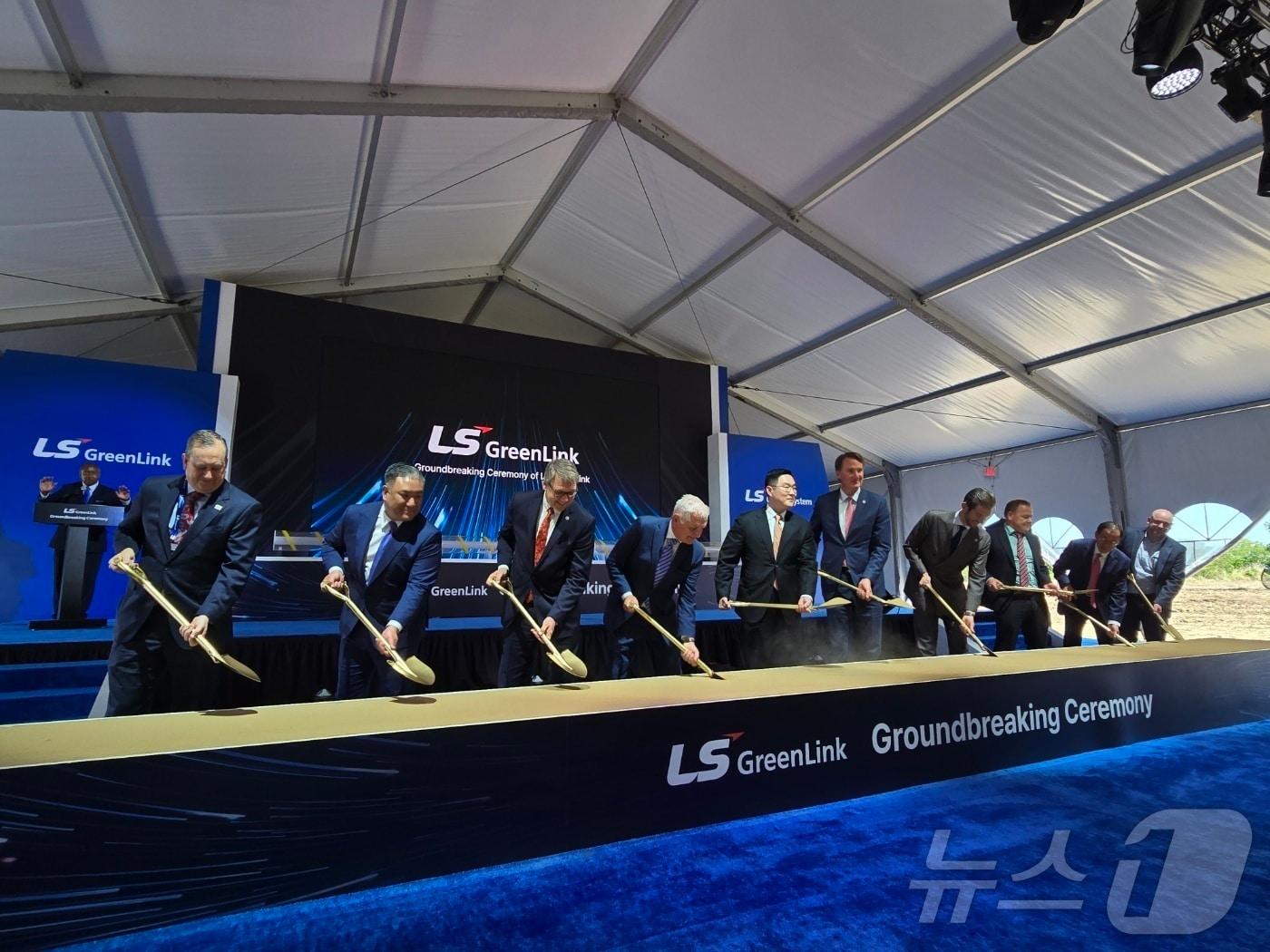 본문 이미지 - 28일(현지시간) 버지니아주 체사피크시에서 열린 LS전선 해저케이블 공장 착공식에서 구본규 LS전선 대표이사(왼쪽에서 5번째)와 글렌 영킨 버지니아주 주지사(공화, 6번째) 등이 첫삽을 뜨는 포즈를 취하고 있다. ⓒ News1 류정민 특파원
