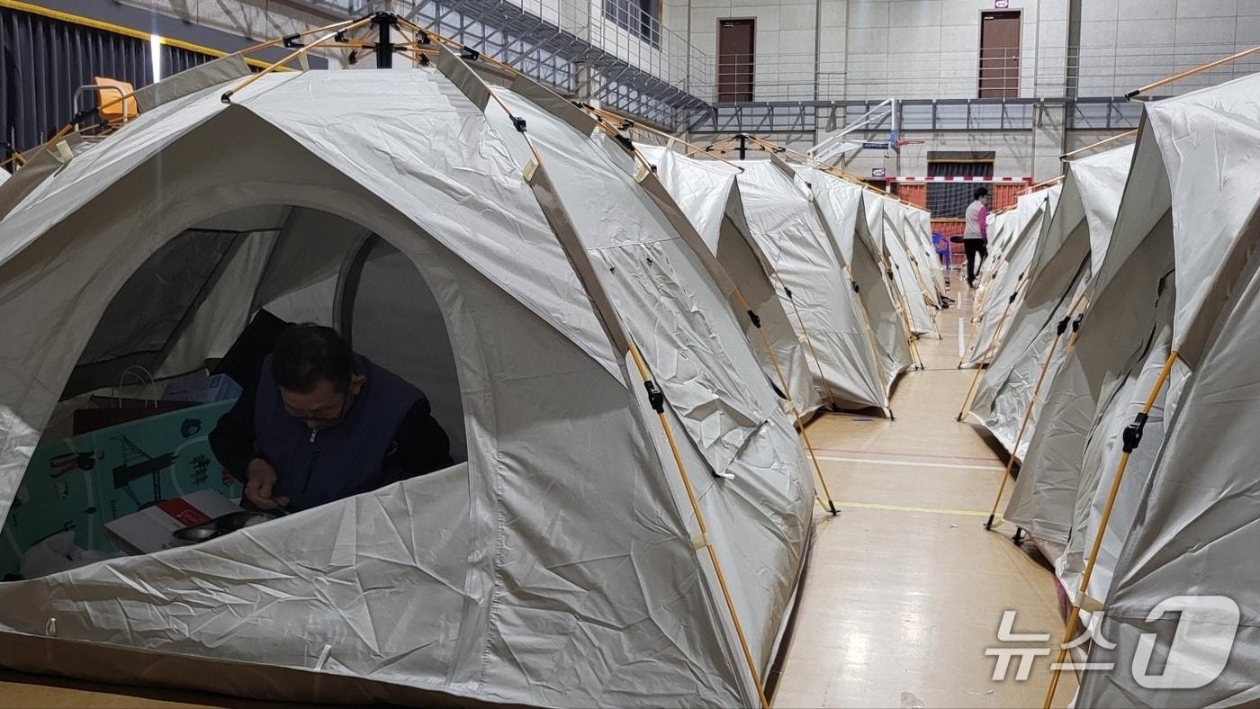 29일 오전 대구 북구 팔달초 강당에 마련된 임시대피소에서 주민들이 아침 식사를 하고 있다. 2025.4.29/뉴스1 ⓒ News1 이성덕 기자