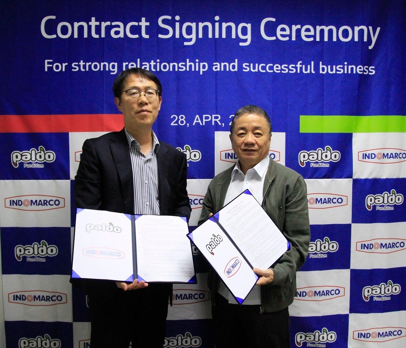 본문 이미지 - &#40;왼쪽부터&#41; 권성균 팔도 대표이사, 조에디안토 소조노페트로&#40;Joedianto Soejonopoetro&#41; 인도마르코 대표이사가 기념 촬영을 하는 모습.&#40;팔도 제공&#41;