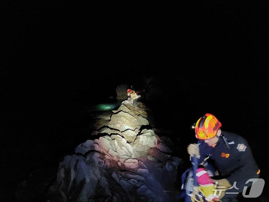 본문 이미지 - 제주에서 30대 남성이 한밤 갯바위 낚시 중 고립됐다가 구조됐다.( 제주소방안전본부 제공. 재판매 및 DB 금지)/뉴스1