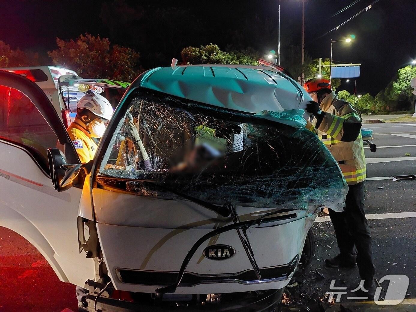 본문 이미지 - 지난 28일 오후 11시41분쯤 서귀포시 서호동 도로에서 1톤 트럭이 가로수와 충돌해 소방당국이 운전자를 구조하고 있다.(제주도소방안전본부 제공. 재판매 및 DB 금지)