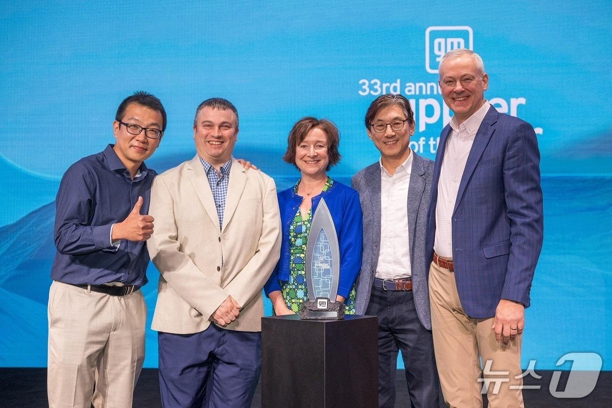 본문 이미지 - 8일(현지시간) 미국 애리조나주 피닉스에서 열린 제너럴모터스(GM) '2024 올해의 우수 협력사(SOY)' 시상식에서 상을 받은 HL만도 관계자들이 기념 사진을 촬영한 모습(HL만도 제공). 2025.04.08.