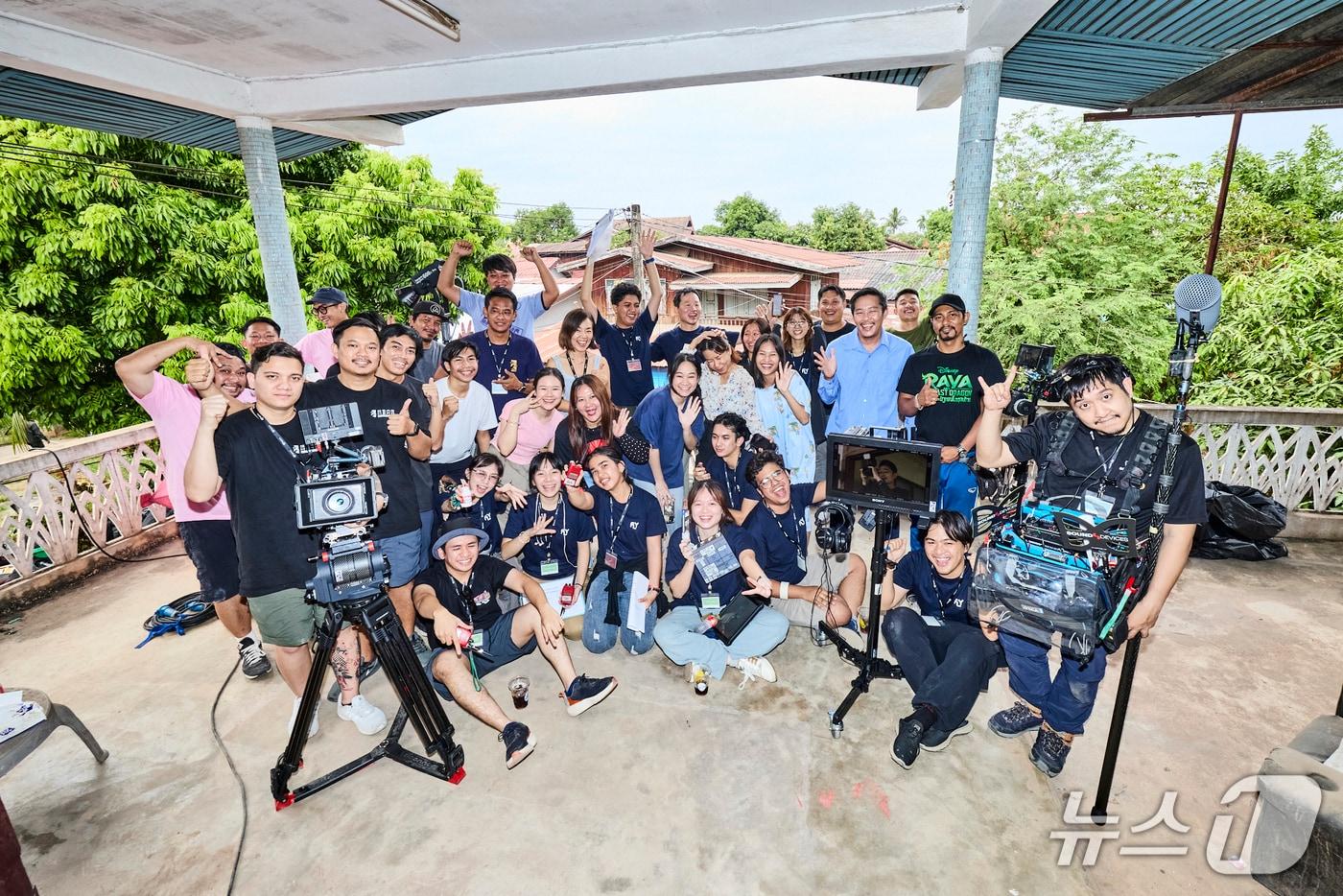 지난해 진행된 단기 영화제작 워크숍 &#39;FLY 2024&#39; 참가자들이 기념사진을 찍고 있다.&#40;부산영상위원회 제공. 재판매 및 DB 금지&#41;