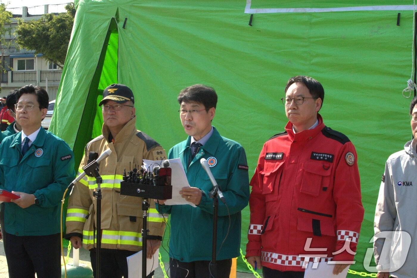 김정기 대구시장 권한대행이 29일 북구 함지산 산불 현장지휘소에서 산불 진화 상황 등에 대해 브리핑하고있다.2025.4.29/뉴스1 신성훈 기자 ⓒ News1 신성훈 기자