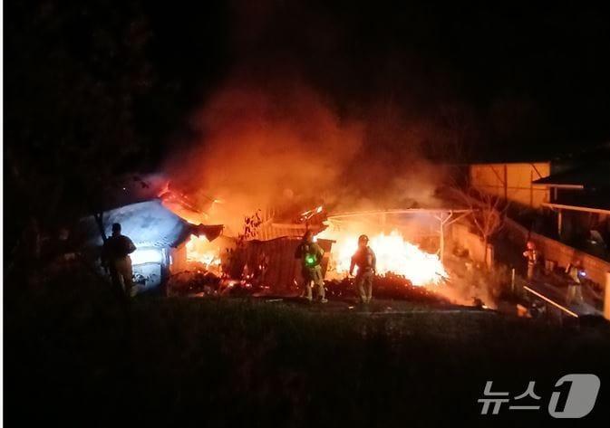 본문 이미지 - 28일 오후 8시24분쯤 경북 의성군 사곡면 화전리 한 주택에서 불이 나 2시간여만에 꺼졌다. (경북소방본부 제공. 재판매 및 DB 금지) 2025.4.28/뉴스1