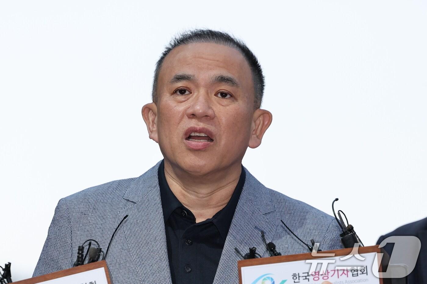 윤석열 전 대통령 부부 공천 개입 의혹의 핵심 인물인 명태균 씨가 29일 오전 검찰 조사를 받기 위해 서울 서초구 서울고검 청사로 출석하며 취재진 질문에 답하고 있다. 명 씨가 창원지검이 아닌 서울중앙지검에 출석해 조사를 받는 건 이번이 처음이다. 2025.4.29/뉴스1 ⓒ News1 오대일 기자