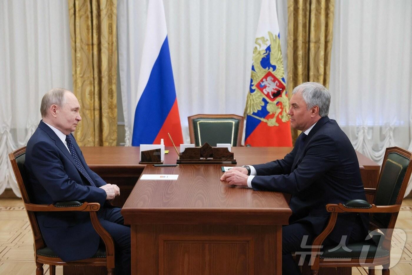 블라디미르 푸틴 러시아 대통령이 4월 28일(현지시간) 상트페테르부르크에서 뱌체슬라프 볼로딘 국가 두마(하원) 의장과 만나고 있다. 2025.04.29 ⓒ AFP=뉴스1 ⓒ News1 우동명 기자