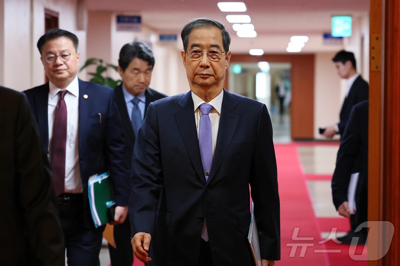 한덕수 대통령 권한대행 국무총리는 29일 정부서울청사에서 열린 제19회 국무회의에 참석하기 위해 이동하고 있다. &#40;총리실 제공. 재판매 및 DB 금지&#41; 2025.4.29/뉴스1