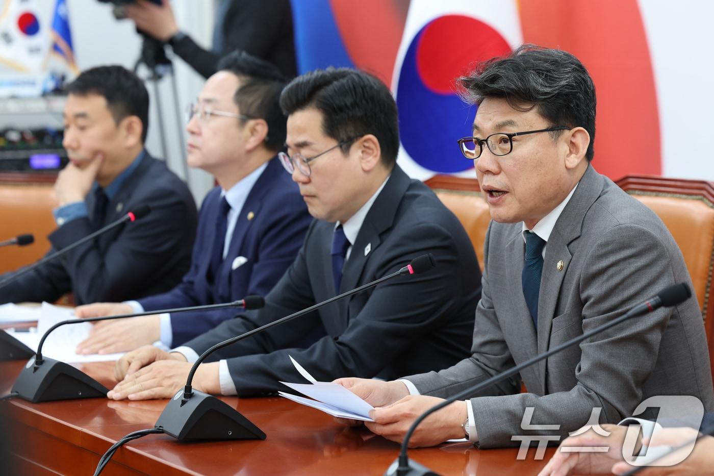 진성준 더불어민주당 정책위의장이 29일 오전 서울 여의도 국회에서 열린 원내대책회의에 참석해 발언하고 있다. 2025.4.29/뉴스1 ⓒ News1 안은나 기자