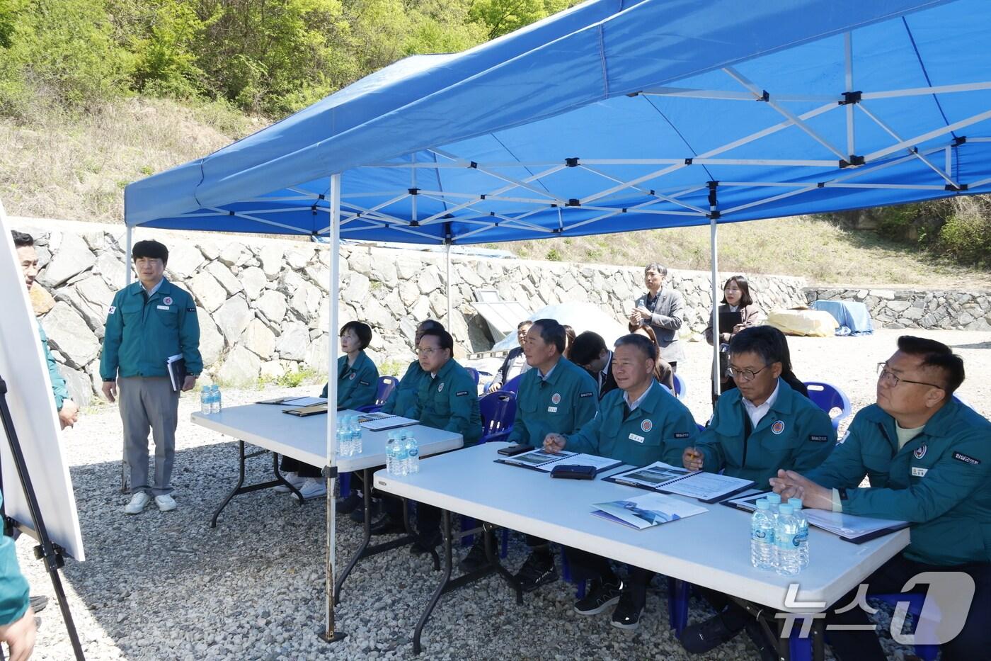 전북자치도 임실군의회가 필봉 풍물 민속마을 조성 현장을 방문해 추진 상황을 청취하고 있다.(의회제공. 재판매 및 DB금지)2025.4.29/뉴스1