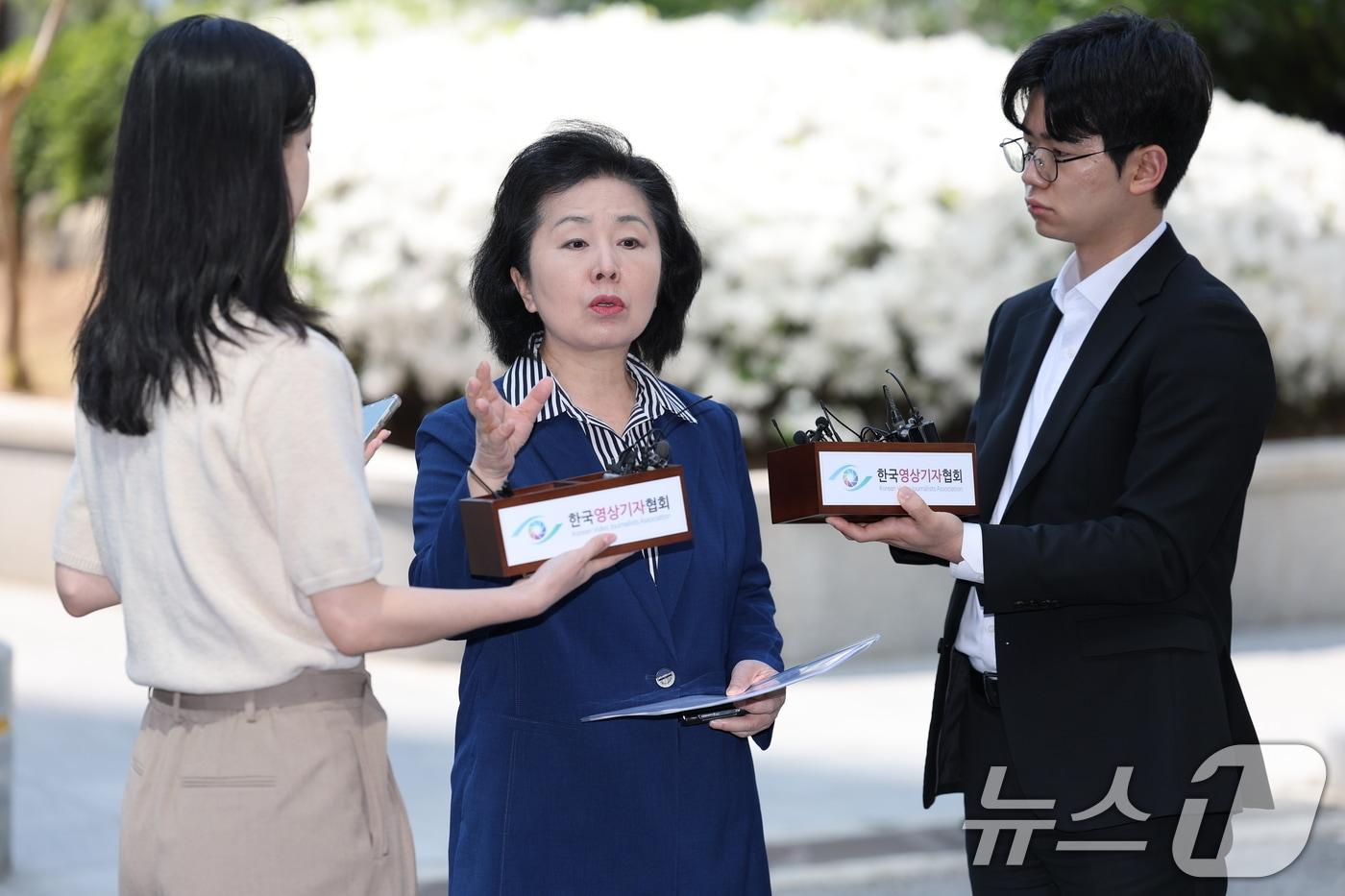 김영선 전 의원이 29일 오전 윤석열 전 대통령 부부 공천 개입 의혹과 관련한 참고인 조사를 받기 위해 서울 서초구 서울고검 청사로 출석하며 취재진 질문에 답하고 있다. 2025.4.29/뉴스1 ⓒ News1 오대일 기자