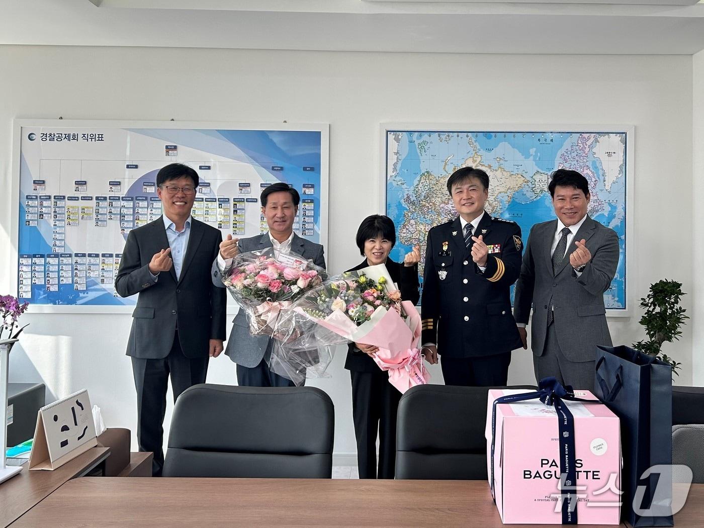 본문 이미지 - 경찰공제회가 지난 28일 정년퇴직을 앞둔 경찰 영웅 고(故) 심재호 경위의 아내 황옥주 씨와 차담회를 진행했다고 29일 밝혔다. 2025.04.29/뉴스1(마포경찰서 제공)