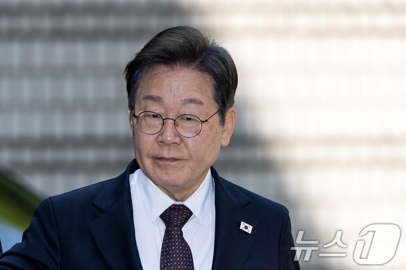 이재명 더불어민주당 대선 후보가 29일 오전 서울 서초구 서울중앙지방법원에서 열린 '대장동 배임 및 성남FC 뇌물' 1심 속행 공판에 출석하고 있다. 2025.4.29/뉴스1 ⓒ News1 이승배 기자